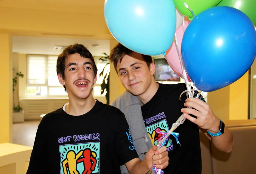 Best Buddies arkadaşlık programından iki katılımcı