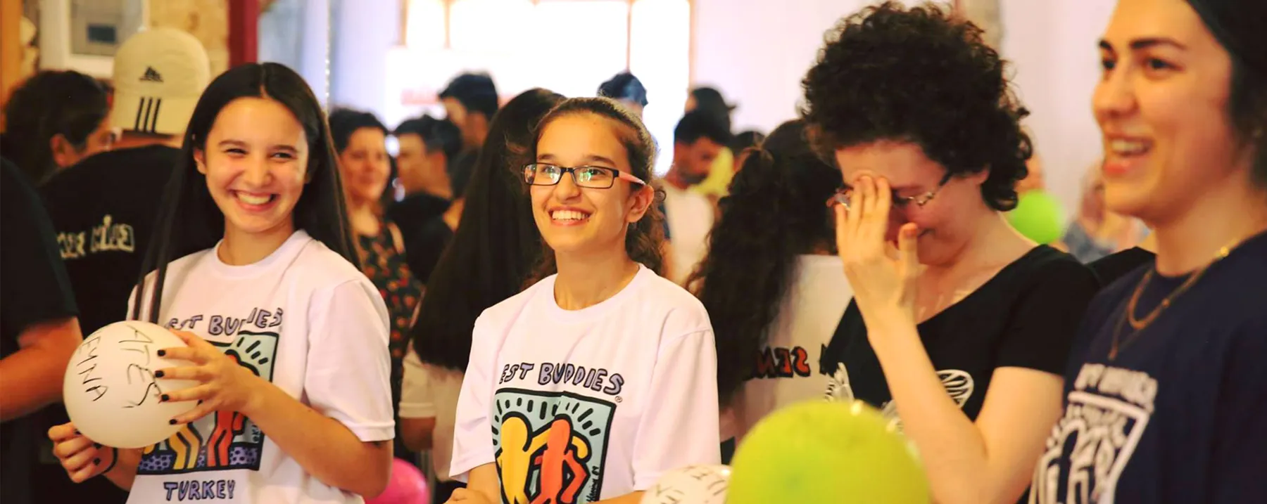 Best Buddies Turkey eşleştirme töreninden gönüllüler